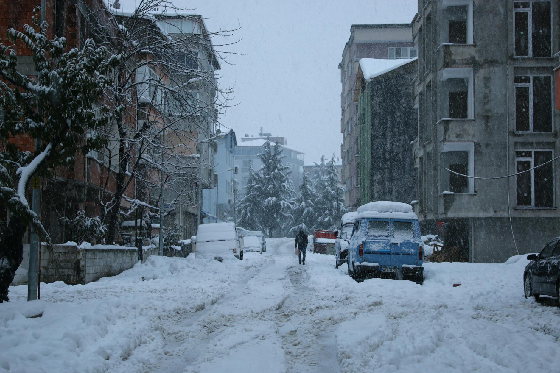 A snow-covered street scene in Samsun, Türkiye, during a heavy winter snowstorm.